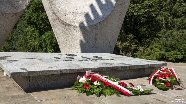 Fot. Maciej Papke [Radio Szczecin] W rocznicę Bitwy Warszawskiej władze Szczecina złożyły kwiaty... pod radzieckim pomnikiem [ZDJĘCIA]