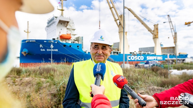 Trwa rozładunek maszyny, która będzie drążyć tunel pod Świną. Fot. Robert Stachnik [Radio Szczecin] Rozładunek "wielkiego kreta", czyli "serce się raduje" [WIDEO, DUŻO ZDJĘĆ, WIZUALIZACJA]