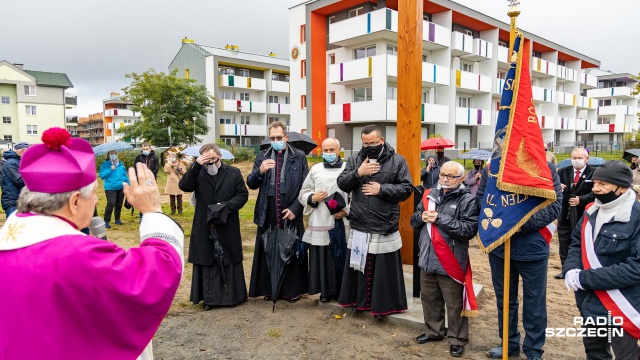Fot. Robert Stachnik [Radio Szczecin] Pierwszy krzyż w miejscu nowej parafii [WIDEO, DUŻO ZDJĘĆ]