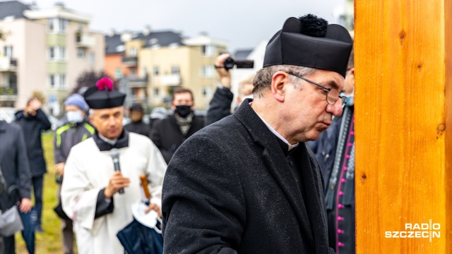 Fot. Robert Stachnik [Radio Szczecin] Pierwszy krzyż w miejscu nowej parafii [WIDEO, DUŻO ZDJĘĆ]