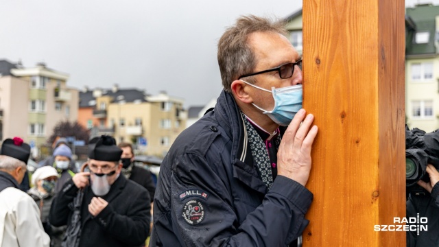Fot. Robert Stachnik [Radio Szczecin] Pierwszy krzyż w miejscu nowej parafii [WIDEO, DUŻO ZDJĘĆ]
