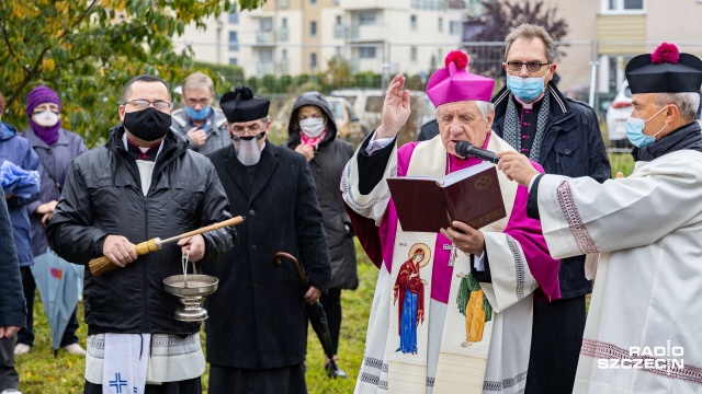 Fot. Robert Stachnik [Radio Szczecin] Pierwszy krzyż w miejscu nowej parafii [WIDEO, DUŻO ZDJĘĆ]