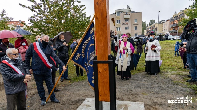 Fot. Robert Stachnik [Radio Szczecin] Pierwszy krzyż w miejscu nowej parafii [WIDEO, DUŻO ZDJĘĆ]