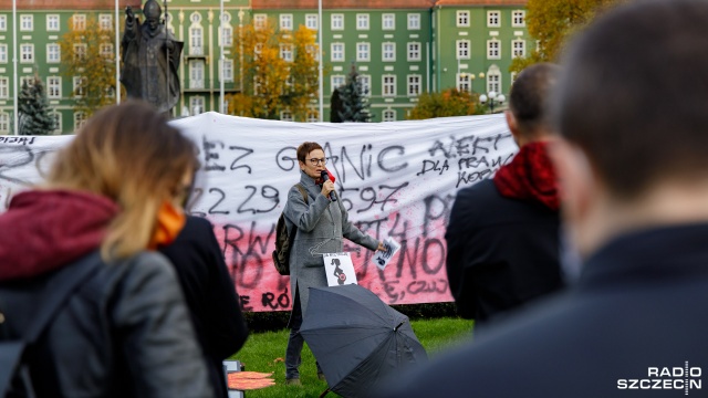 Fot. Robert Stachnik [Radio Szczecin] Szczeciński protest kobiet. Lewica: "Będziemy pomagać w dokonaniu aborcji" [WIDEO, DUŻO ZDJĘĆ]