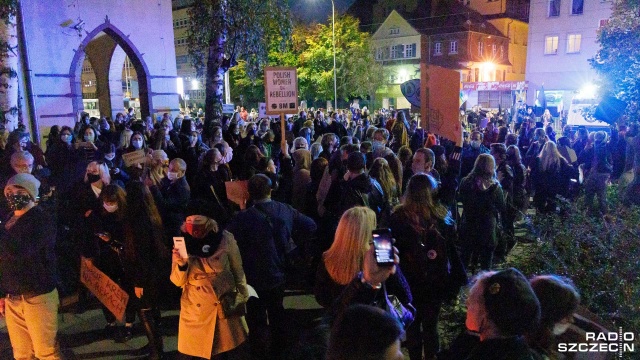 Fot. Robert Stachnik [Radio Szczecin] Szczeciński protest kobiet. Lewica: "Będziemy pomagać w dokonaniu aborcji" [WIDEO, DUŻO ZDJĘĆ]