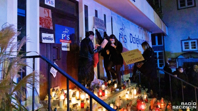 Fot. Robert Stachnik [Radio Szczecin] Szczeciński protest kobiet. Lewica: "Będziemy pomagać w dokonaniu aborcji" [WIDEO, DUŻO ZDJĘĆ]