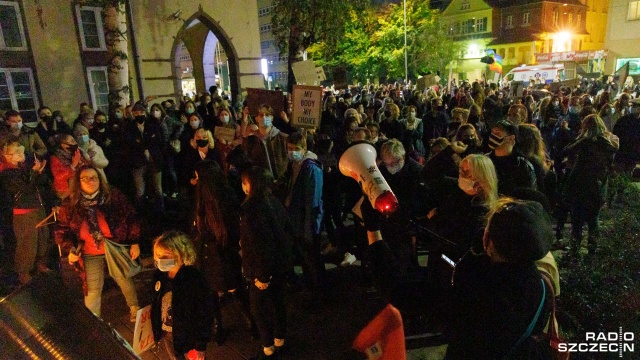 Fot. Robert Stachnik [Radio Szczecin] Szczeciński protest kobiet. Lewica: "Będziemy pomagać w dokonaniu aborcji" [WIDEO, DUŻO ZDJĘĆ]