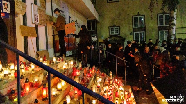 Fot. Robert Stachnik [Radio Szczecin] Szczeciński protest kobiet. Lewica: "Będziemy pomagać w dokonaniu aborcji" [WIDEO, DUŻO ZDJĘĆ]