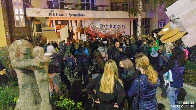 Fot. Robert Stachnik [Radio Szczecin] Szczeciński protest kobiet. Lewica: "Będziemy pomagać w dokonaniu aborcji" [WIDEO, DUŻO ZDJĘĆ]