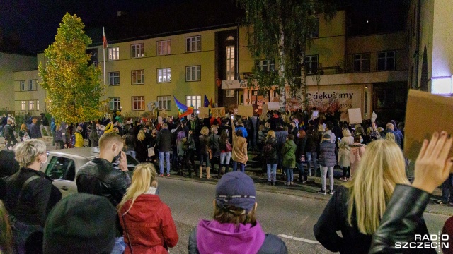 Fot. Robert Stachnik [Radio Szczecin] Szczeciński protest kobiet. Lewica: "Będziemy pomagać w dokonaniu aborcji" [WIDEO, DUŻO ZDJĘĆ]