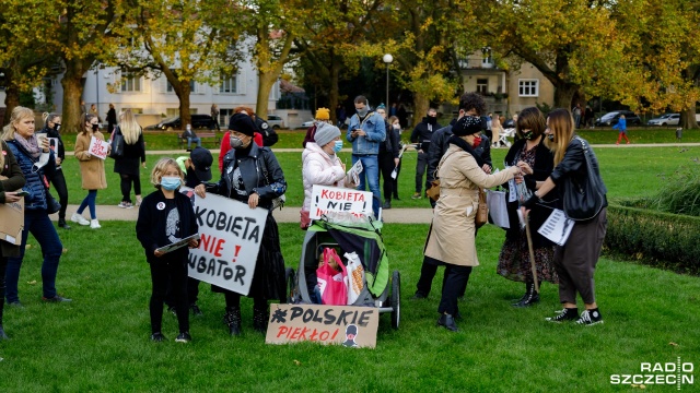 Fot. Robert Stachnik [Radio Szczecin] Szczeciński protest kobiet. Lewica: "Będziemy pomagać w dokonaniu aborcji" [WIDEO, DUŻO ZDJĘĆ]