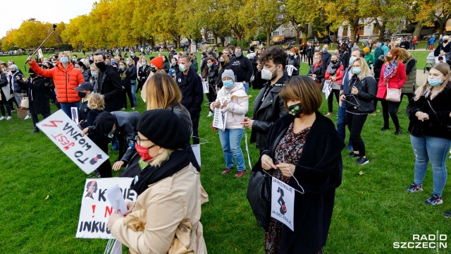Fot. Robert Stachnik [Radio Szczecin] Szczeciński protest kobiet. Lewica: "Będziemy pomagać w dokonaniu aborcji" [WIDEO, DUŻO ZDJĘĆ]