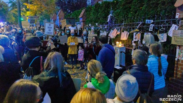 Fot. Robert Stachnik [Radio Szczecin] Szczeciński protest kobiet. Lewica: "Będziemy pomagać w dokonaniu aborcji" [WIDEO, DUŻO ZDJĘĆ]