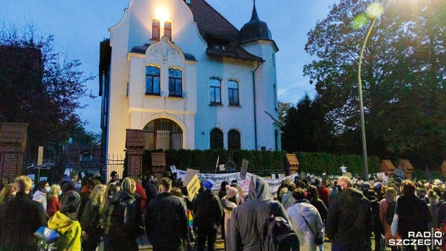 Fot. Robert Stachnik [Radio Szczecin] Szczeciński protest kobiet. Lewica: "Będziemy pomagać w dokonaniu aborcji" [WIDEO, DUŻO ZDJĘĆ]