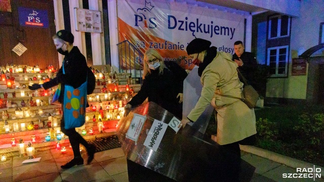 Fot. Robert Stachnik [Radio Szczecin] Szczeciński protest kobiet. Lewica: "Będziemy pomagać w dokonaniu aborcji" [WIDEO, DUŻO ZDJĘĆ]