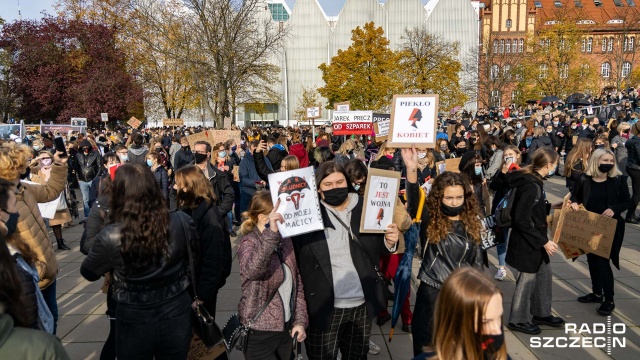 Fot. Robert Stachnik [Radio Szczecin] Organizatorzy protestu w Szczecinie: Nasz cel to przedterminowe wybory i aborcja na życzenie [WIDEO, DUŻO ZDJĘĆ]