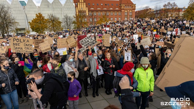 Fot. Robert Stachnik [Radio Szczecin] Organizatorzy protestu w Szczecinie: Nasz cel to przedterminowe wybory i aborcja na życzenie [WIDEO, DUŻO ZDJĘĆ]