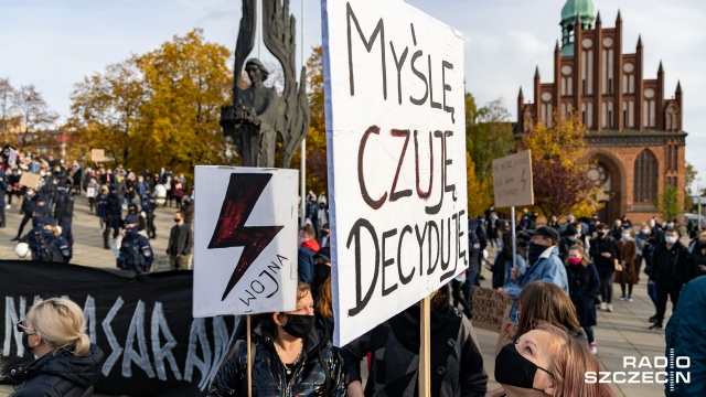 Fot. Robert Stachnik [Radio Szczecin] Organizatorzy protestu w Szczecinie: Nasz cel to przedterminowe wybory i aborcja na życzenie [WIDEO, DUŻO ZDJĘĆ]