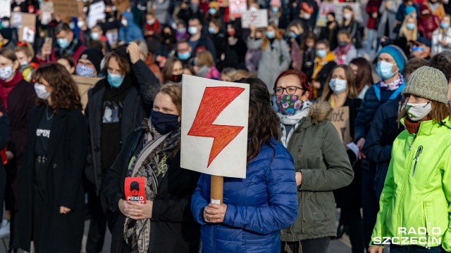 Fot. Robert Stachnik [Radio Szczecin] Organizatorzy protestu w Szczecinie: Nasz cel to przedterminowe wybory i aborcja na życzenie [WIDEO, DUŻO ZDJĘĆ]