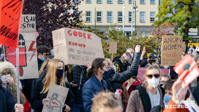 Fot. Robert Stachnik [Radio Szczecin] Organizatorzy protestu w Szczecinie: Nasz cel to przedterminowe wybory i aborcja na życzenie [WIDEO, DUŻO ZDJĘĆ]