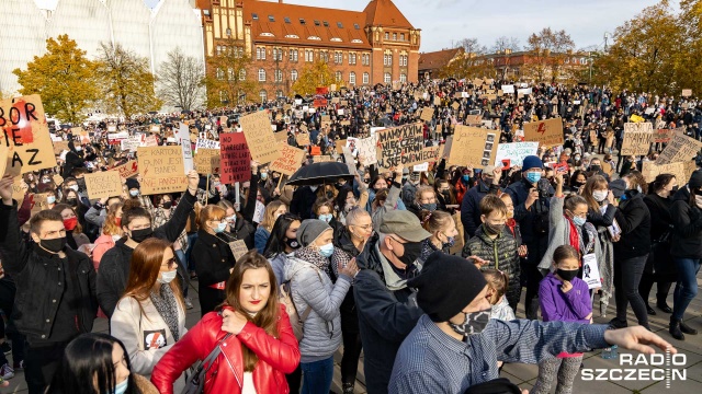Fot. Robert Stachnik [Radio Szczecin] Organizatorzy protestu w Szczecinie: Nasz cel to przedterminowe wybory i aborcja na życzenie [WIDEO, DUŻO ZDJĘĆ]
