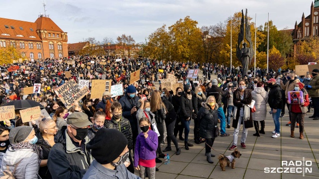 Fot. Robert Stachnik [Radio Szczecin] Organizatorzy protestu w Szczecinie: Nasz cel to przedterminowe wybory i aborcja na życzenie [WIDEO, DUŻO ZDJĘĆ]