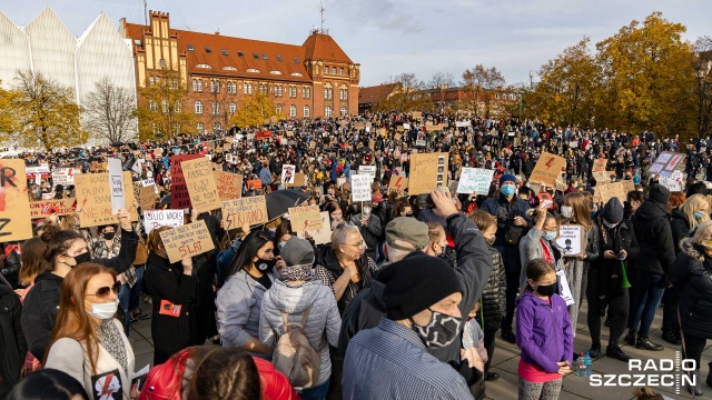 Fot. Robert Stachnik [Radio Szczecin] Organizatorzy protestu w Szczecinie: Nasz cel to przedterminowe wybory i aborcja na życzenie [WIDEO, DUŻO ZDJĘĆ]