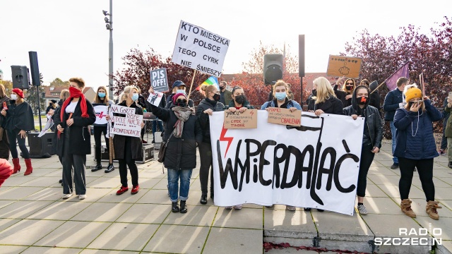 Fot. Robert Stachnik [Radio Szczecin] Organizatorzy protestu w Szczecinie: Nasz cel to przedterminowe wybory i aborcja na życzenie [WIDEO, DUŻO ZDJĘĆ]