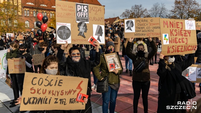 Fot. Robert Stachnik [Radio Szczecin] Organizatorzy protestu w Szczecinie: Nasz cel to przedterminowe wybory i aborcja na życzenie [WIDEO, DUŻO ZDJĘĆ]