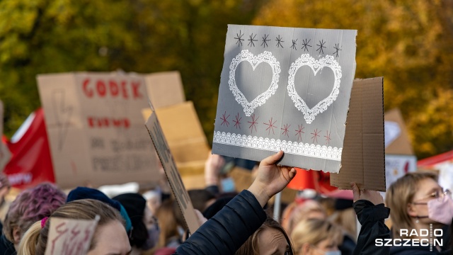 Fot. Robert Stachnik [Radio Szczecin] Organizatorzy protestu w Szczecinie: Nasz cel to przedterminowe wybory i aborcja na życzenie [WIDEO, DUŻO ZDJĘĆ]