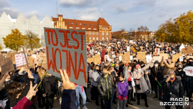 Fot. Robert Stachnik [Radio Szczecin] Organizatorzy protestu w Szczecinie: Nasz cel to przedterminowe wybory i aborcja na życzenie [WIDEO, DUŻO ZDJĘĆ]