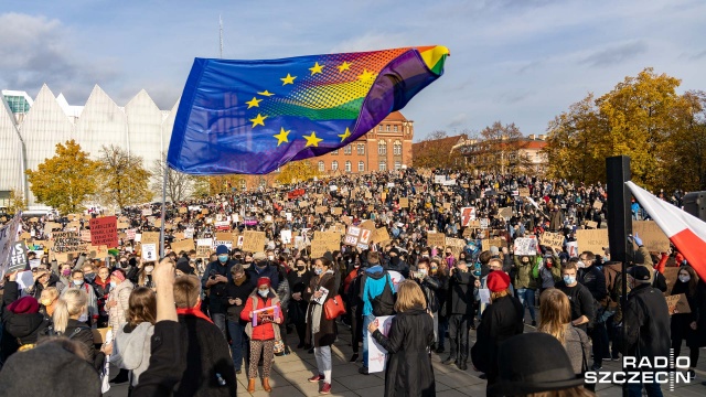 Fot. Robert Stachnik [Radio Szczecin] Organizatorzy protestu w Szczecinie: Nasz cel to przedterminowe wybory i aborcja na życzenie [WIDEO, DUŻO ZDJĘĆ]