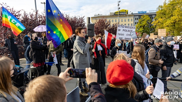 Fot. Robert Stachnik [Radio Szczecin] Organizatorzy protestu w Szczecinie: Nasz cel to przedterminowe wybory i aborcja na życzenie [WIDEO, DUŻO ZDJĘĆ]