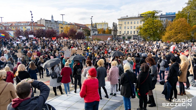 Fot. Robert Stachnik [Radio Szczecin] Organizatorzy protestu w Szczecinie: Nasz cel to przedterminowe wybory i aborcja na życzenie [WIDEO, DUŻO ZDJĘĆ]