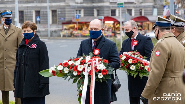Fot. Robert Stachnik [Radio Szczecin] Krzystek przed popiersiem Piłsudskiego: to odpowiednie miejsce na pomnik [ZDJĘCIA]