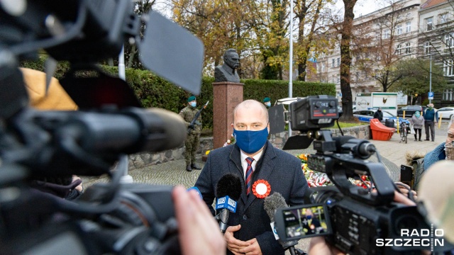 Fot. Robert Stachnik [Radio Szczecin] Krzystek przed popiersiem Piłsudskiego: to odpowiednie miejsce na pomnik [ZDJĘCIA]