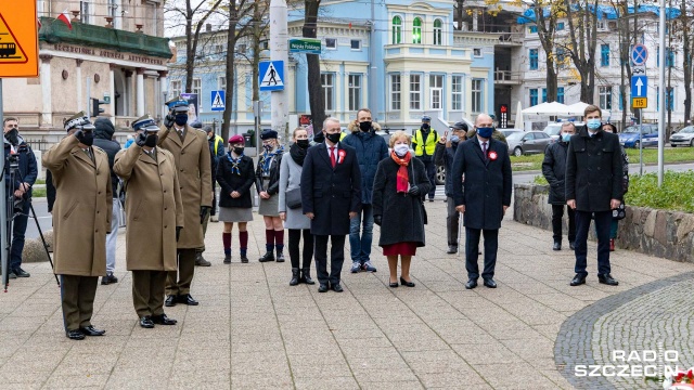 Fot. Robert Stachnik [Radio Szczecin] Krzystek przed popiersiem Piłsudskiego: to odpowiednie miejsce na pomnik [ZDJĘCIA]