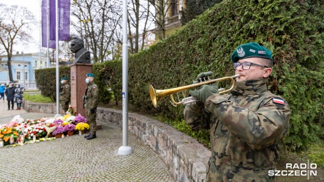 Fot. Robert Stachnik [Radio Szczecin] Krzystek przed popiersiem Piłsudskiego: to odpowiednie miejsce na pomnik [ZDJĘCIA]