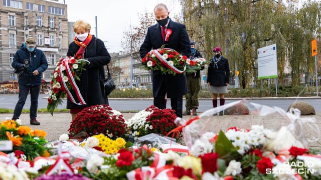 Fot. Robert Stachnik [Radio Szczecin] Krzystek przed popiersiem Piłsudskiego: to odpowiednie miejsce na pomnik [ZDJĘCIA]