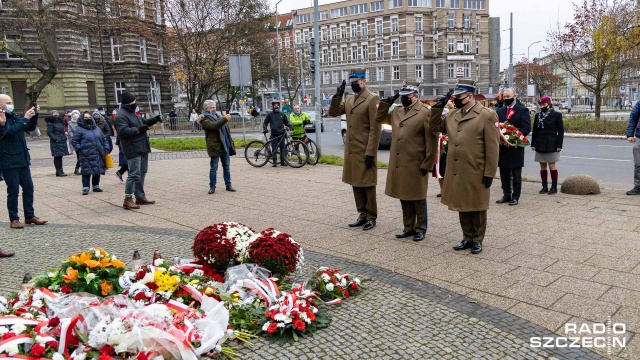 Fot. Robert Stachnik [Radio Szczecin] Krzystek przed popiersiem Piłsudskiego: to odpowiednie miejsce na pomnik [ZDJĘCIA]