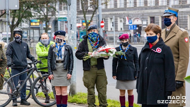 Fot. Robert Stachnik [Radio Szczecin] Krzystek przed popiersiem Piłsudskiego: to odpowiednie miejsce na pomnik [ZDJĘCIA]