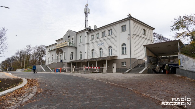Koszt budowy SKM to kwota prawie 800 milionów złotych. Inwestycja finansowa jest przez PKP PLK oraz siedem samorządów Szczecińskiego Obszaru Metropolitalnego. Fot. Robert Stachnik [Radio Szczecin] SKM - jeden bilet nawet na Rower Miejski? [WIDEO, DUŻO ZDJĘĆ]