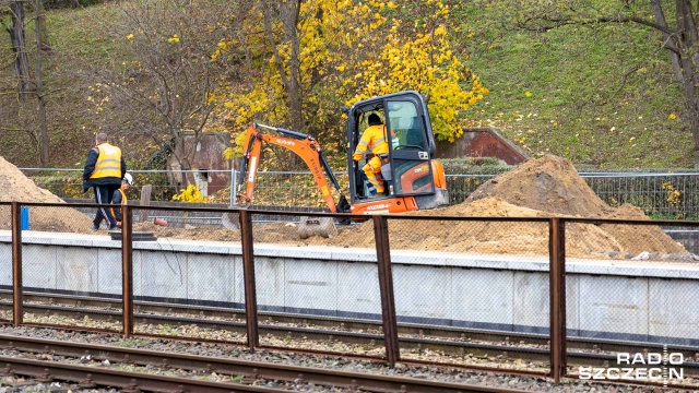 Koszt budowy SKM to kwota prawie 800 milionów złotych. Inwestycja finansowa jest przez PKP PLK oraz siedem samorządów Szczecińskiego Obszaru Metropolitalnego. Fot. Robert Stachnik [Radio Szczecin] SKM - jeden bilet nawet na Rower Miejski? [WIDEO, DUŻO ZDJĘĆ]
