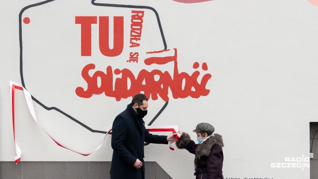 Fot. Robert Stachnik [Radio Szczecin] Tu rodziła się Solidarność. Mural na budynku Stoczni Szczecińskiej [WIDEO, ZDJĘCIA]