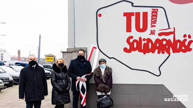 Fot. Robert Stachnik [Radio Szczecin] Tu rodziła się Solidarność. Mural na budynku Stoczni Szczecińskiej [WIDEO, ZDJĘCIA]