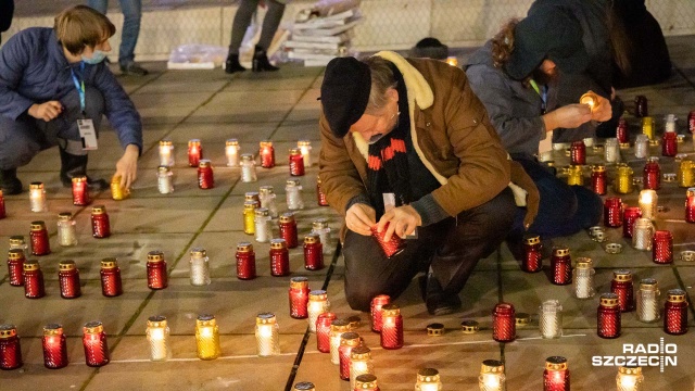 Fot. Robert Stachnik [Radio Szczecin] "Grudzień '70" zapłonął na Placu Solidarności [WIDEO, ZDJĘCIA]