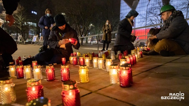 Fot. Robert Stachnik [Radio Szczecin] "Grudzień '70" zapłonął na Placu Solidarności [WIDEO, ZDJĘCIA]