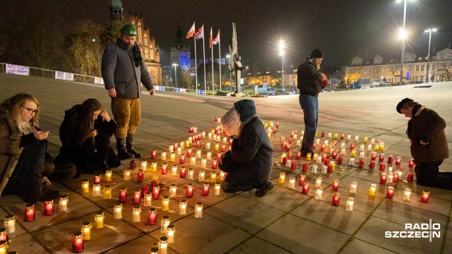 Fot. Robert Stachnik [Radio Szczecin] "Grudzień '70" zapłonął na Placu Solidarności [WIDEO, ZDJĘCIA]