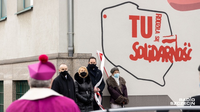 Tu rodziła się Solidarność. Mural na budynku Stoczni Szczecińskiej [WIDEO, ZDJĘCIA]