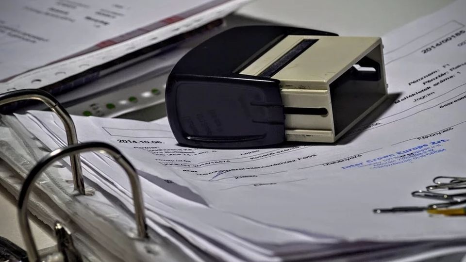 - Gdyby dokumenty wydawano wcześniej, to kontrole na granicy przebiegałyby szybciej... https://pixabay.com/pl/1016290/ cloudhoreca/(CC0 domena publiczna)